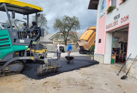 ASFALTIRANJE PRED GASILSKIM DOMOM ŽEROVNICA 03 FOTO UROŠ SKUK.jpg